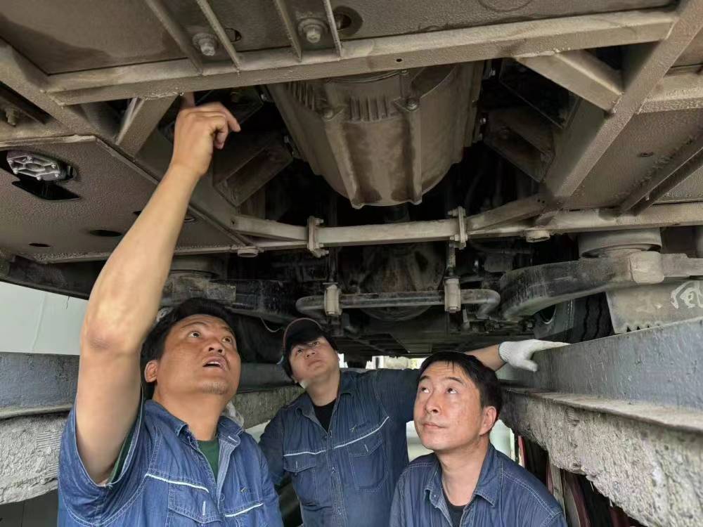 公交车安全出行的背后离不开这群人的坚守(图1)