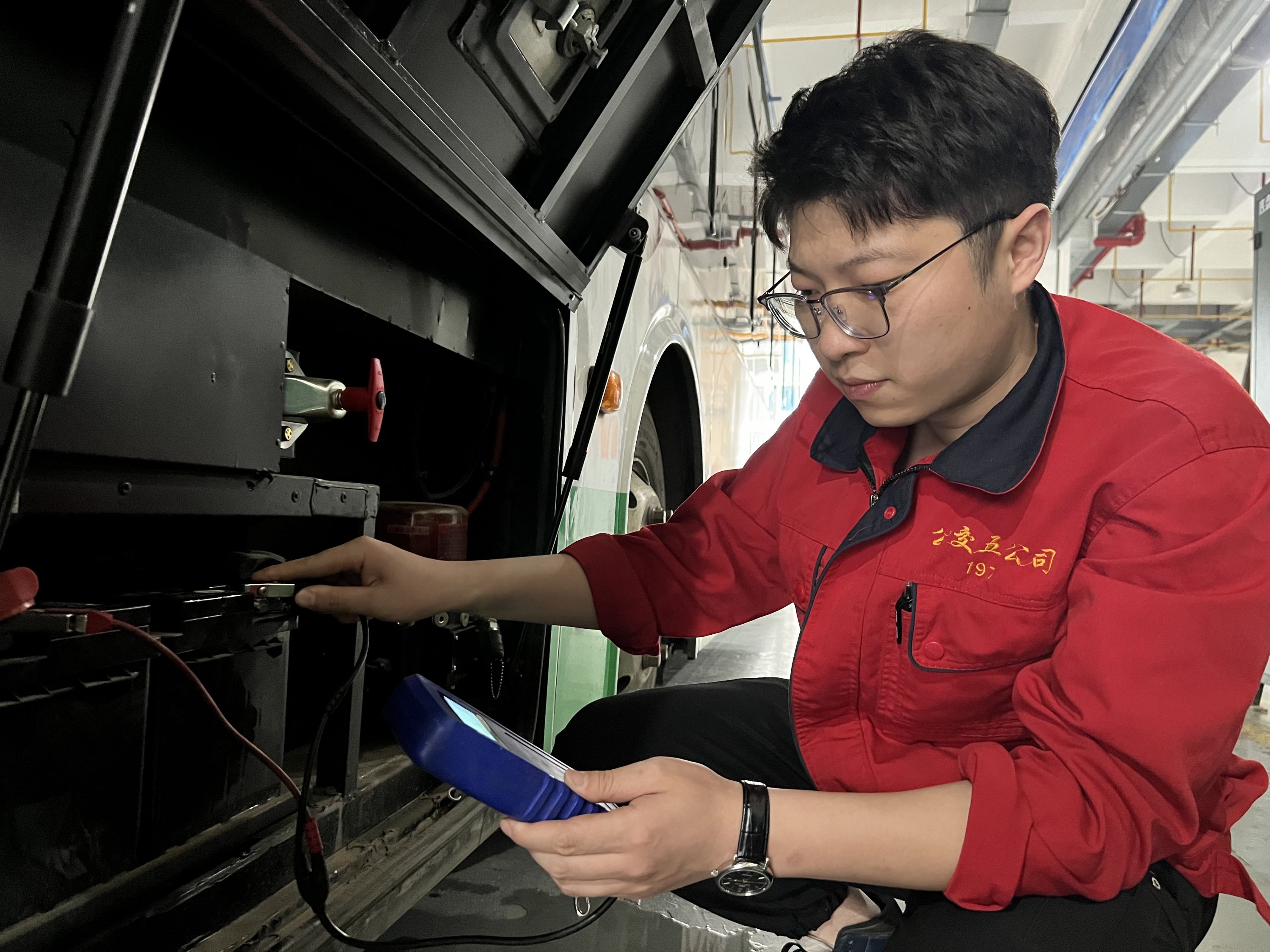 公交车安全出行的背后离不开这群人的坚守(图2)
