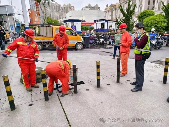 清理站外横截沟加强峒口巡视修剪侵限树木:地铁站提升防汛防台排查力度提高安全防范意识(图1)