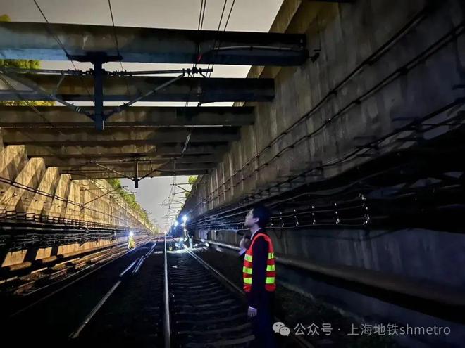 清理站外横截沟加强峒口巡视修剪侵限树木:地铁站提升防汛防台排查力度提高安全防范意识(图2)