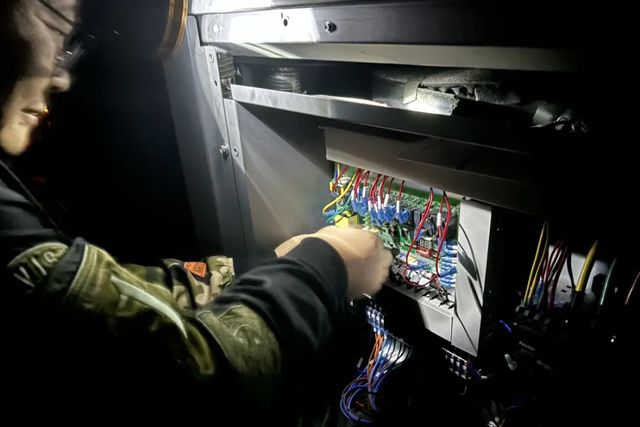 背着阳光行走暗夜一群人只为一件事(图2)