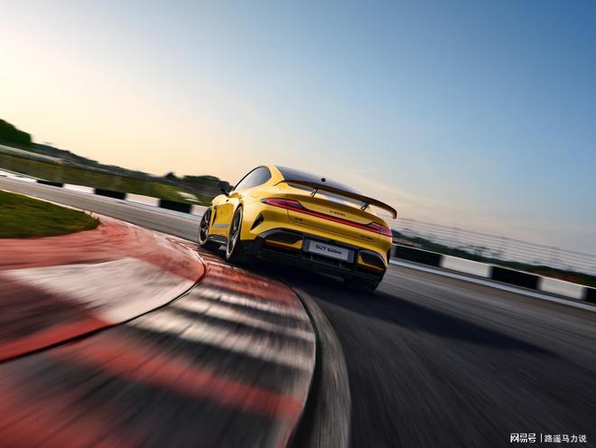 自信驾驭强大小米SU7Ultra正式发布售价5299万元(图11)