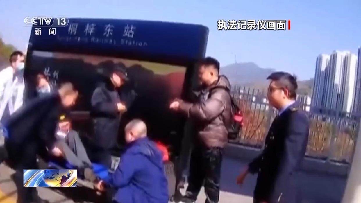 大赞!G2985次动车为救人破例临停(图2)