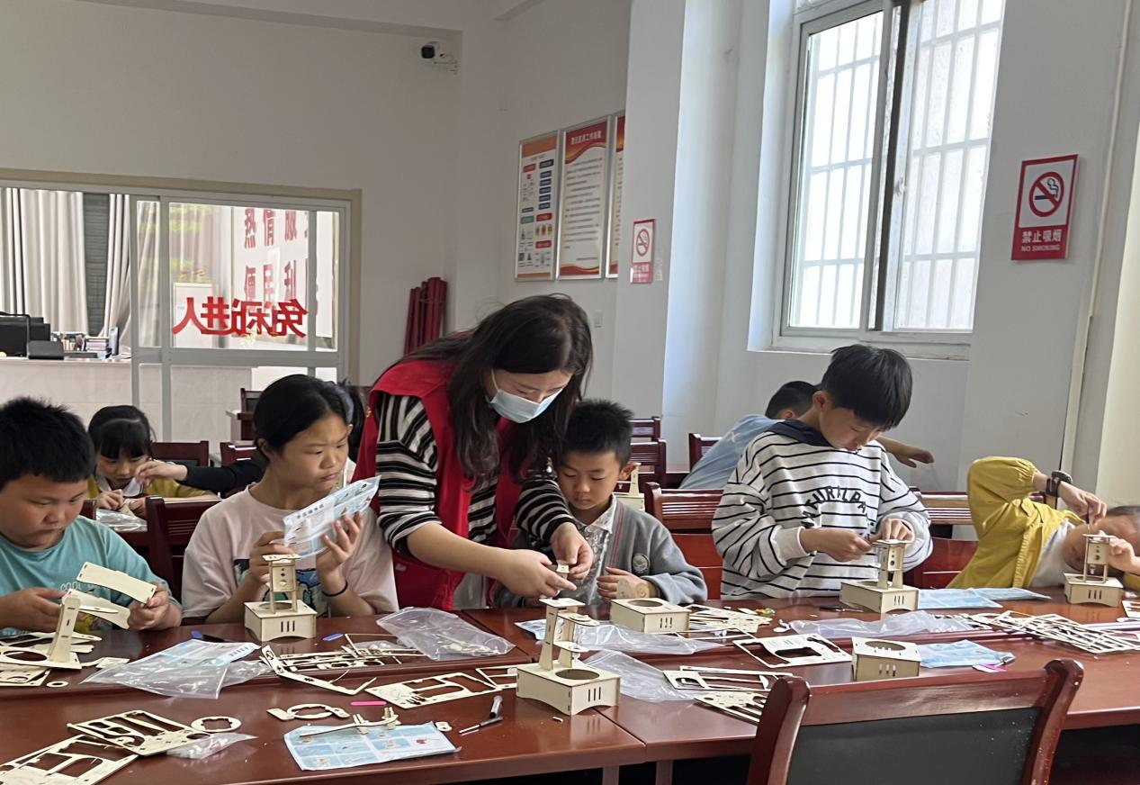 合肥市长丰县水湖镇黄浒塘社区开展“巧手制匠心劳动颂荣光”手压抽水机制作活动(图3)