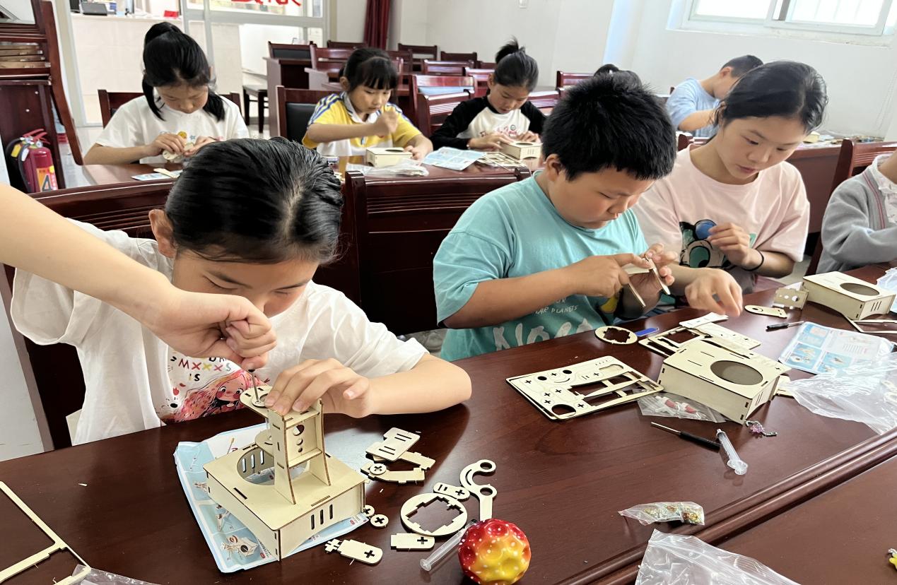 合肥市长丰县水湖镇黄浒塘社区开展“巧手制匠心劳动颂荣光”手压抽水机制作活动(图2)