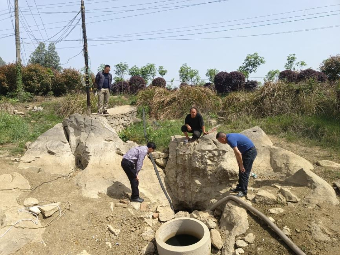 桂林市阳朔县农机中心助力种粮大户抗旱守护粮食生产生命线(图1)