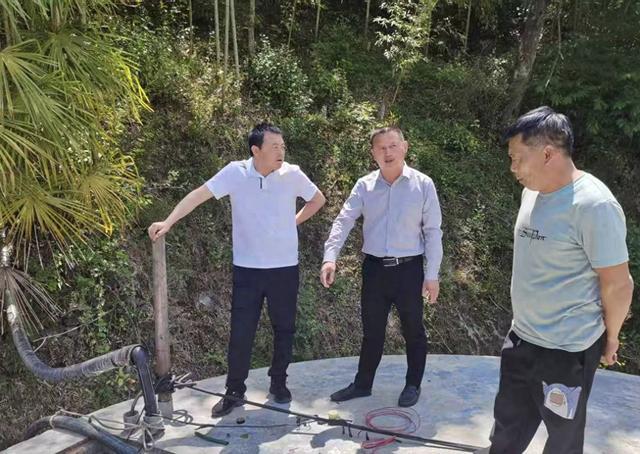 安康市汉滨区双龙镇：干群同心战旱情清泉润心保民生(图1)