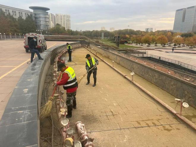 养护“水”景观备战寒冬季(图1)