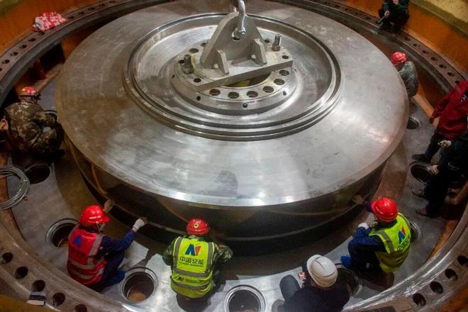 山东潍坊抽水蓄能电站首台机组转轮吊装圆满完成(图2)