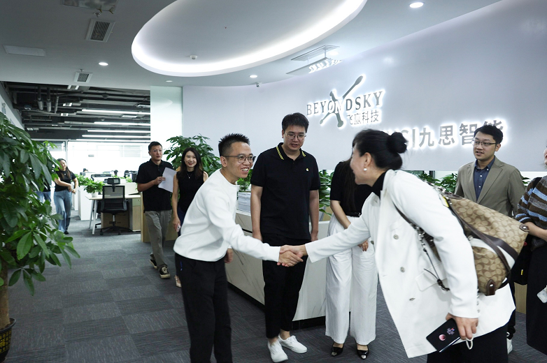 护航科技创新助力低空经济中国太保深圳分公司携主流媒体团探访九思智能(图1)