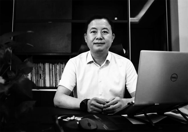 46岁董事长突发疾病离世!已变黑白(图2)