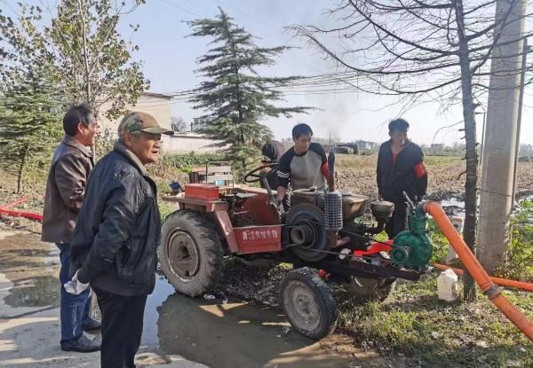 淮滨：干群同心排积涝“水泡地”变“希望田”(图2)