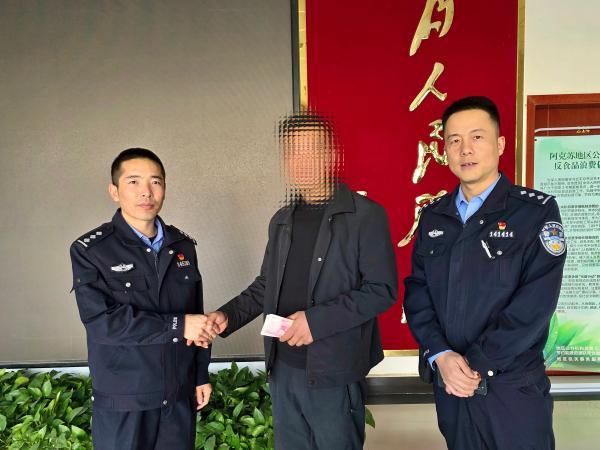 刑警追踪破系列窃案群众送旗致谢显温情(图1)