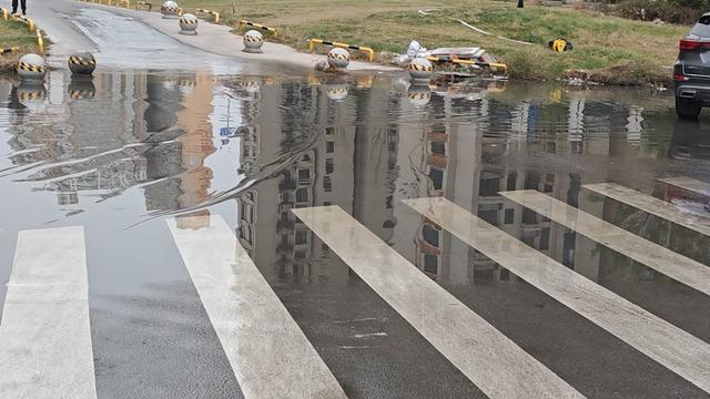 抽坏三台水泵仍难解郑州一小区路口积水咋根治？多方回应(图1)