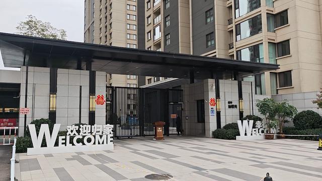 抽坏三台水泵仍难解郑州一小区路口积水咋根治？多方回应(图2)