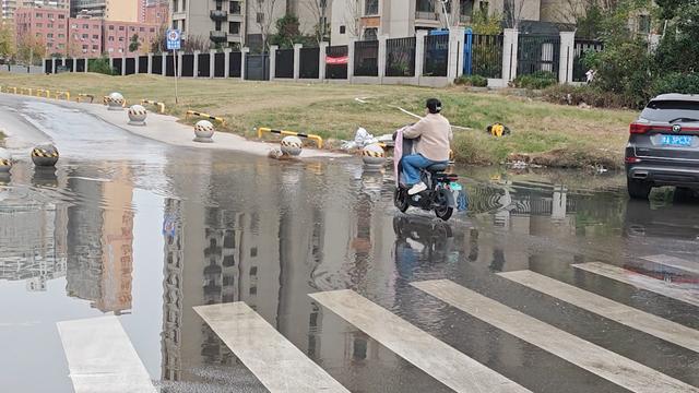 抽坏三台水泵仍难解郑州一小区路口积水咋根治？多方回应(图3)