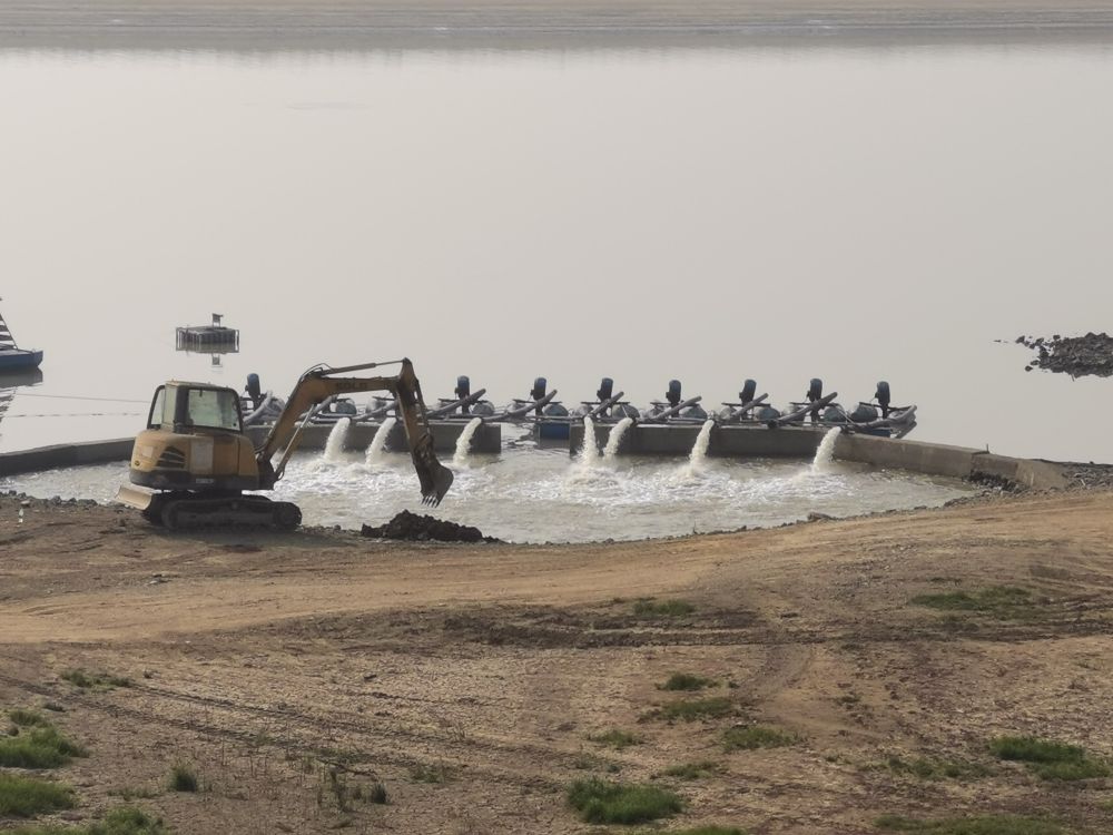 鄱阳湖跌破极枯水位通江水体面积减少九成(图1)
