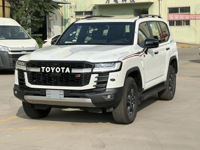 2025款酷路泽3500运动现车报价彰显霸气威猛有力的视觉效果(图2)