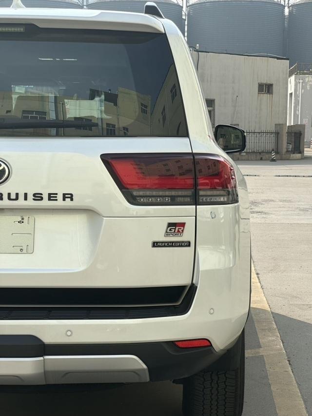 2025款酷路泽3500运动现车报价彰显霸气威猛有力的视觉效果(图3)