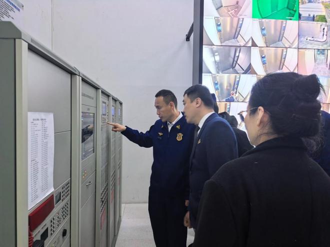 武汉持续开展周三消防安全集中夜巡行动夯实火灾防控根基(图1)