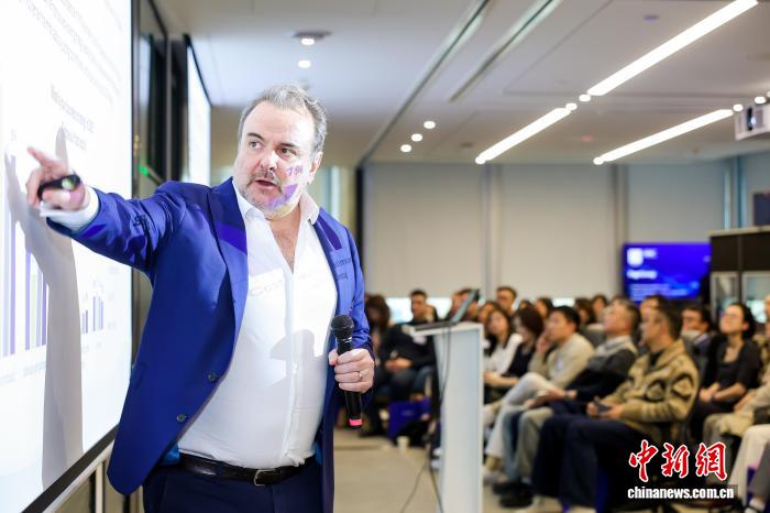 报告显示：AI是岗位重塑而非替代复合型人才成企业出海关键瓶颈(图1)